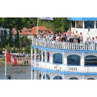 4000_3059 Passagiere sehen vom Schiff der Hafenrundfahrt der Einlaufparade zum Hamburger Hafengeburt | Hafengeburtstag Hamburg - groesstes Hafenfest der Welt